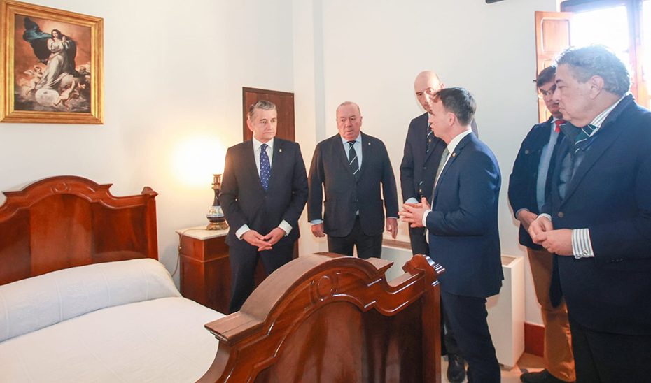 El consejero de la Presidencia, Antonio Sanz, en el dormitorio principal de la Casa de Blas Infante en el Museo de la Autonomía de Andalucía.